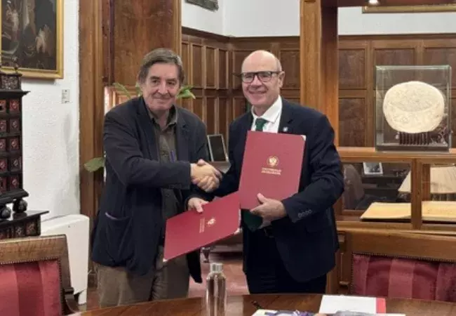 El director del Instituto Cervantes, Luis García Montero, y el rector de la Universidad de Granada, Pedro Mercado,