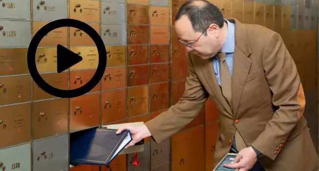 El director del Centro de Estudios Mexicanos UNAM-España, Ciro Murayama, deposita parte del legado de Rosario Castellanos, entre ellos una primera edición de "Balún Canán"