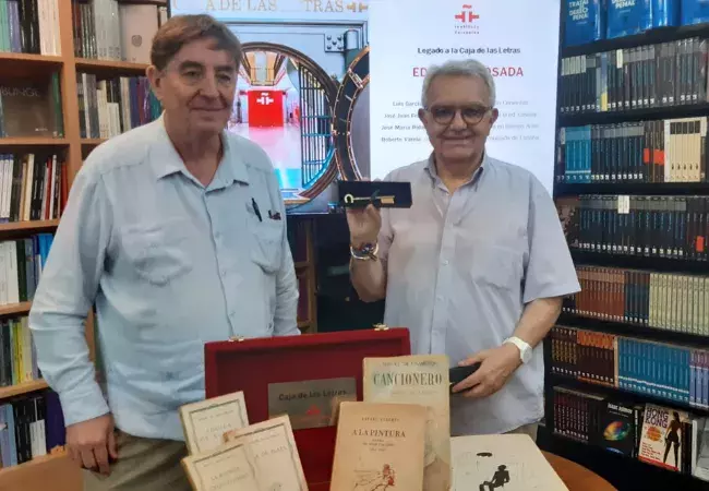 A la izda. el director del Instituto Cervantes, Luis García Montero, junto al presidente de la editorial, José Juan Fernández Reguera, detrás del legado cedido por Losada, que incluye su primer libro publicado