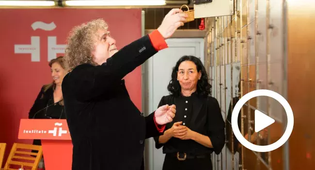 El escritor y profesor Jesús Salinas deposita una pieza de cestería tradicional que forma parte del legado del Pueblo Gitano a la Caja de las Letras. Fotos: Instituto Cervantes / Nuria Iniesta Sepúlveda