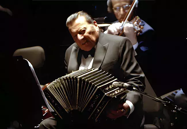 Cantante de tango actuando con bandoneón