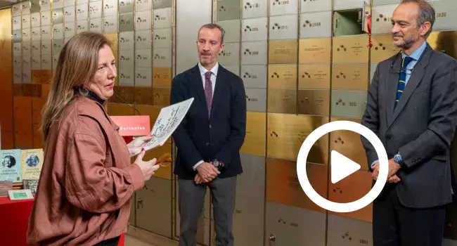 De izda. a dcha: la directora del Centro Cultural de España en Paraguay, Juan de Salazar (CCEJS), Laura Mesa; el embajador de España en Paraguay, Javier Parrondo y el director de gabinete del Instituto Cervantes, Miguel Albero, depositando el legado en la caja número 1608