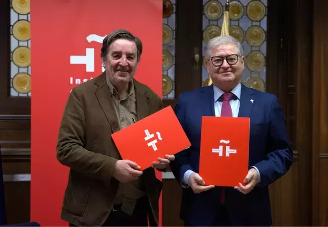 El director del Instituto Cervantes, Luis García Montero (izda.), y el director de la Fundación Academia Europea e Iberoamericana de Yuste, Juan Carlos Moreno Piñero.