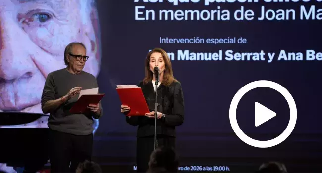 Durante el homenaje, los cantantes Joan Manuel Serrat y Ana Belén recitaron una selección de poemas en catalán y castellano, respectivamente, del Joan Margarit. 