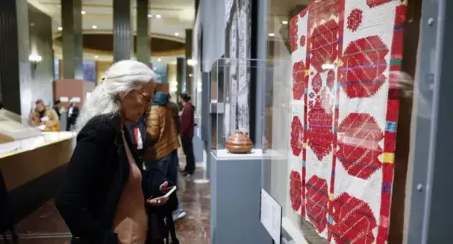  exposición «La mitad del mundo. La mujer en el México indígena. Historias tejidas»,