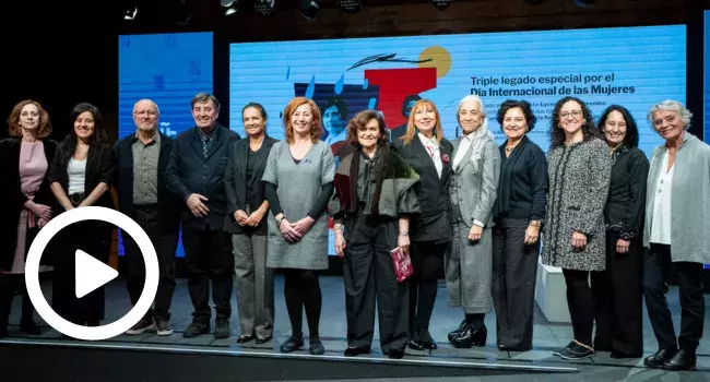 Foto de familia con los representantes institucionales y los familiares de las homenajeadas
