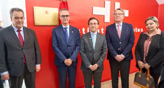 El ministro de Asuntos Exteriores, José Manuel Albares (centro), acompañado a su izda. por el embajador de España en Argelia, Ramiro Fernández Bachiller; y la directora de Cultura de Orán, Bouchra Salhi; y a su dcha. por el director del centro en Orán, Juan Manuel Cid Muñoz; y el embajador de Argelia en España, Abdelfetah Daghmoum, durante la inauguración oficial del edificio del Instituto Cervantes en la ciudad argelina.