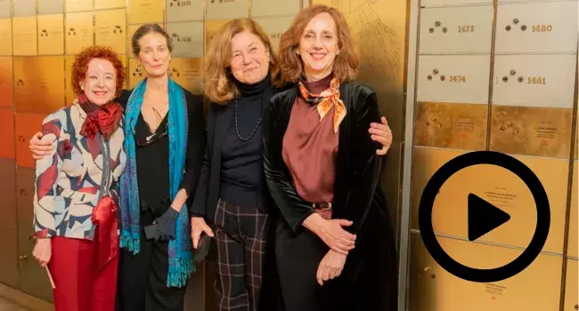 Tras el legado en la Caja de las Letras. Desde la dcha.: Carmen Noguero, secretaria general del Instituto Cervantes; Concha de la Serna, pintora y nieta de Concha Espina; Regina Navarro Sainz de la Mata, hija de la actriz Carmen de la Maza y bisnieta de la homenajeada, y Belén Yuste, escritora y testigo de honor.