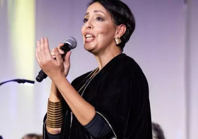 La cantante Neila Benbey