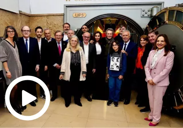	   Foto de familia en el homenaje a las víctimas españolas desaparecidas en la dictadura argentina, en un acto con la presencia de representantes institucionales, artistas y familiares de víctimas