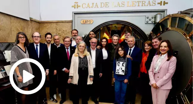 Foto de familia del homenaje del Cervantes a los españoles desaparecidos en la dictadura de Argentina