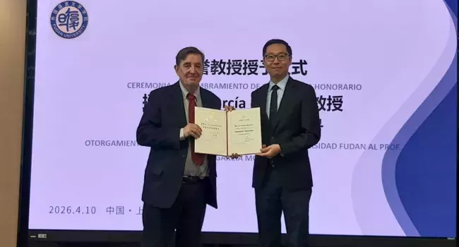El director del Instituto Cervantes, Luis García Montero, y el vicerrector de la Universidad de Fudan, Jiang Yugang