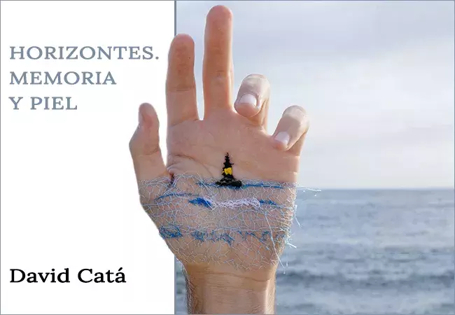 Mano con un paisaje bordado sobre la piel frente al mar, en una obra de David Catá