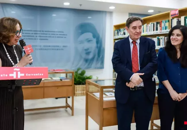 Desde la izda.; la directora del centro de Shánghai, Isabel Cervera; el director del Cervantes, Luis García Montero; y la directora de Cultura y Bibliotecas, Raquel Caleya, durante la inauguración de la Biblioteca Marcela de Juan 