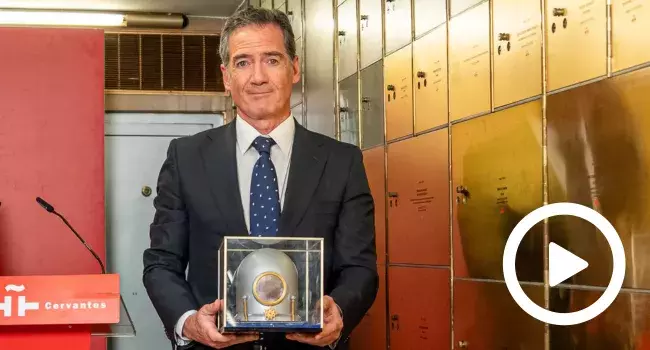 Gustavo Alonso, director de la Escuela de Ingenieros Aeronáuticos, sosteniendo la réplica de la escafandra que diseñó Emilio Herrera, antes de depositarla en la caja 1421 de la Caja de las Letras.