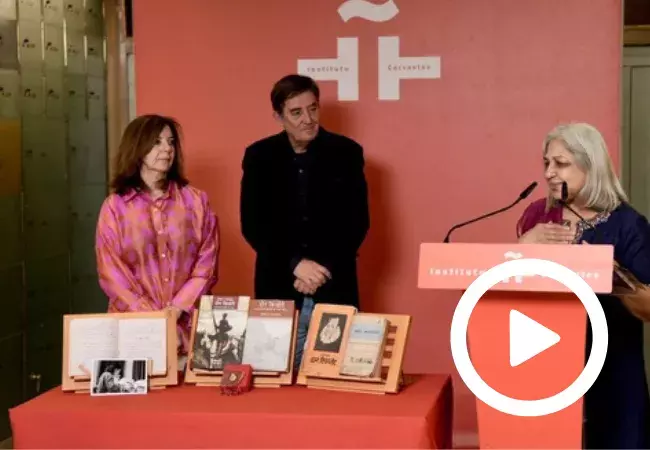 En el atril Vibha Maurya, hispanista homenajeada; y detrás: Luis García Montero, director del Instituto Cervantes, y María Gil Bürmann, directora del Instituto Cervantes de Nueva Delh