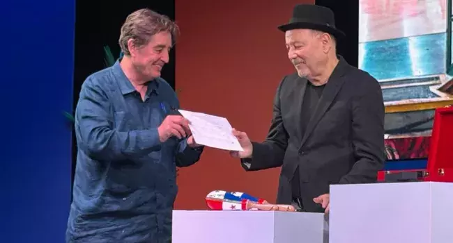 Rubén Blades y Luis García Montero durante la entrega del legado del músico a la Caja de las Letras