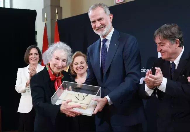 El Rey entrega  el premio Joan Margarit a Margaret Atwood