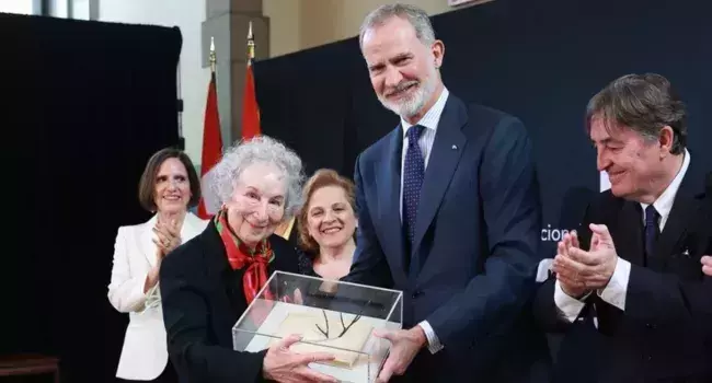  El Rey entrega el Premio Joan Margarit de Poesía a Margaret Atwood