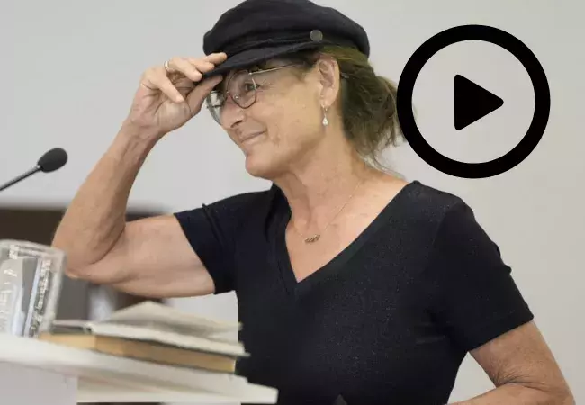 Mariela Quiñones, hija del escritor homenajeado, posa con la gorra marinera que siempre llevaba puesta su padre y ha sido legada a la Caja de las Letras.