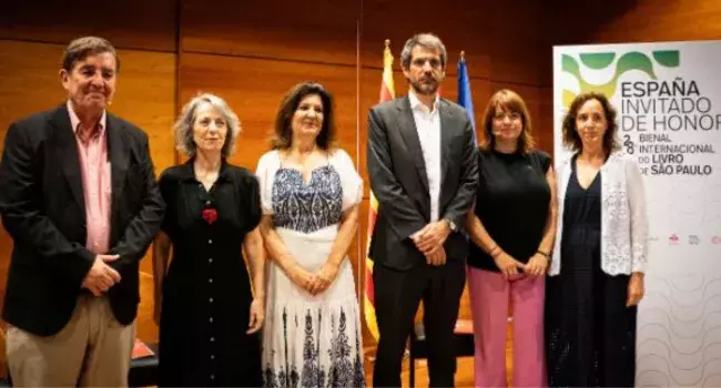 Luis García Montero, director del Instituto Cervantes; Marta Sanz, comisaria del programa literario en la Bienal; Sevani Matos, la presidenta da Cámara Brasileira do Livro; el ministro de Cultura, Ernest Urtasun; la directora general del Libro, del Cómic y de la Lectura del Ministerio de Cultura, María José Gálvez; y la directora de Programación de Acción Cultural Española (AC/E), Inmaculada Ballesteros