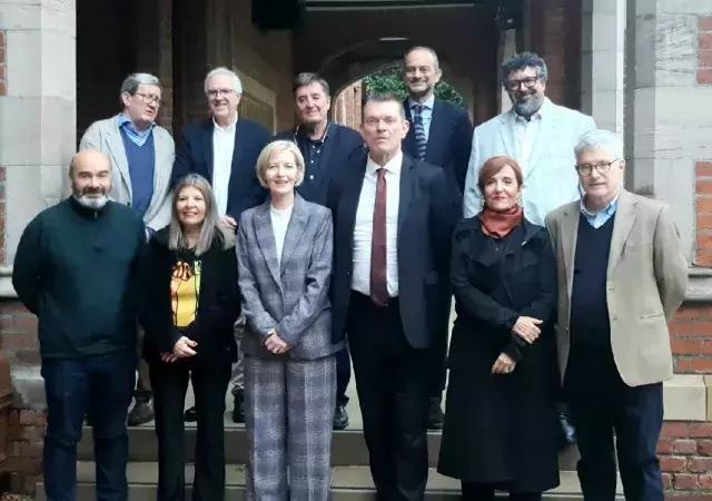 El vicerrector de la Queen's University, Richard Miles (tercero por la derecha, abajo) y el director del Instituto Cervantes, Luis García Montero (en el centro, fila de arriba), junto a varios de los participantes en el centenario, entre ellos, las escritoras Elvira Lindo y Claudia Masin y el exdirector del Cervantes, Juan Manuel Bonet