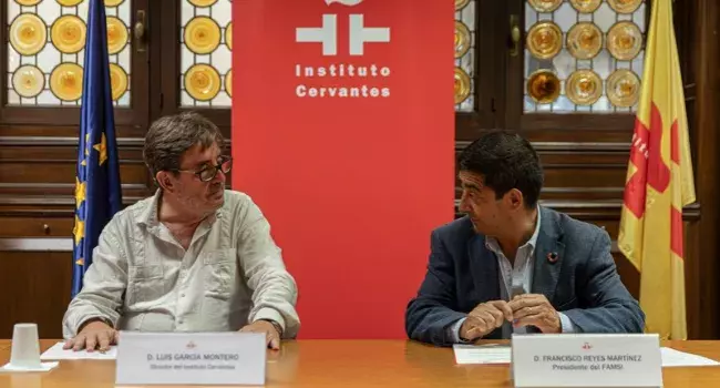 El director del Instituto Cervantes, Luis García Montero, y el presidente de la junta directiva de la Asociación Fondo Andaluz de Municipios para la Solidaridad Internacional, Francisco Reyes Martínez, durante la firma del convenio.