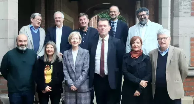 El vicerrector de la Queen's University, Richard Miles (tercero por la derecha, abajo) y el director del Instituto Cervantes, Luis García Montero (en el centro, fila de arriba), junto a varios de los participantes en el centenario, entre ellos, las escritoras Elvira Lindo y Claudia Masin y el exdirector del Cervantes, Juan Manuel Bonet.