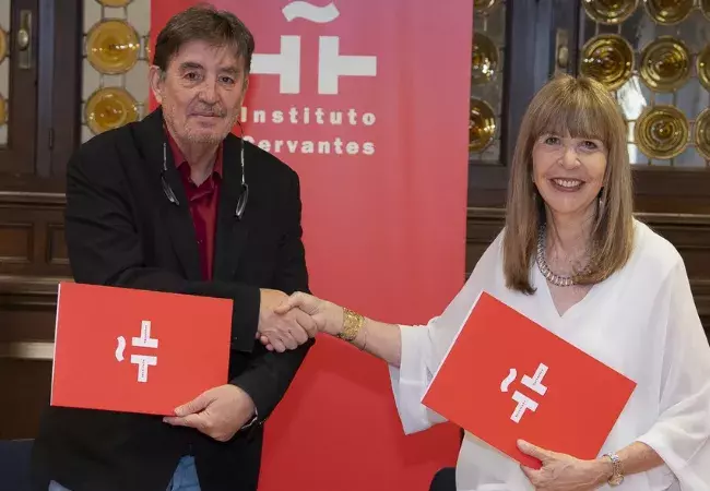 El director del Instituto Cervantes, Luis García Montero, y la presidenta de la Asociación de Cervantistas, Ruth Fine, tras la firma del convenio