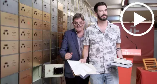El hijo del homenajeado, Miguel Aute, introduciendo el legado en la caja nº991 junto a el director del Instituto Cervantes, Luis García Montero. 