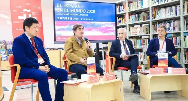 De izda. a dcha.: el vicedecano de la Universidad de Estudios Internacionales de Shanghái (SISU), Yan Ming; el director del Cervantes, Luis García Montero; el director académico de la institución española, Álvaro García Santa-Cecilia; y el director del Observatorio Global del Español, Francisco Moreno Fernández; durante la presentación del anuario.  Foto: Instituto Cervantes.